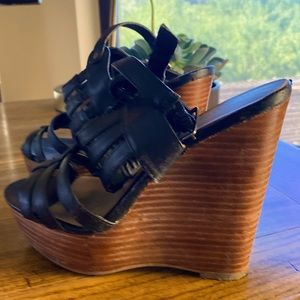 Kenneth Cole Reaction Black faux leather wedge size 6